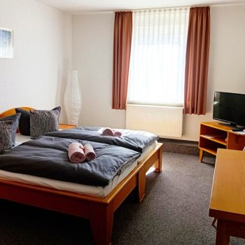 Pension Helmsdorf Zimmer 4 Schlaf und Essbereich