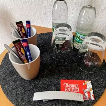 Tisch mit Kaffee
